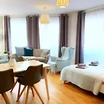 Moderne Ferienwohnung Mit Bodentiefer Dusche, Waschmaschine Und Kueche - \