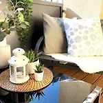 Moderne Ferienwohnung Mit Bodentiefer Dusche, Waschmaschine Und Kueche - \