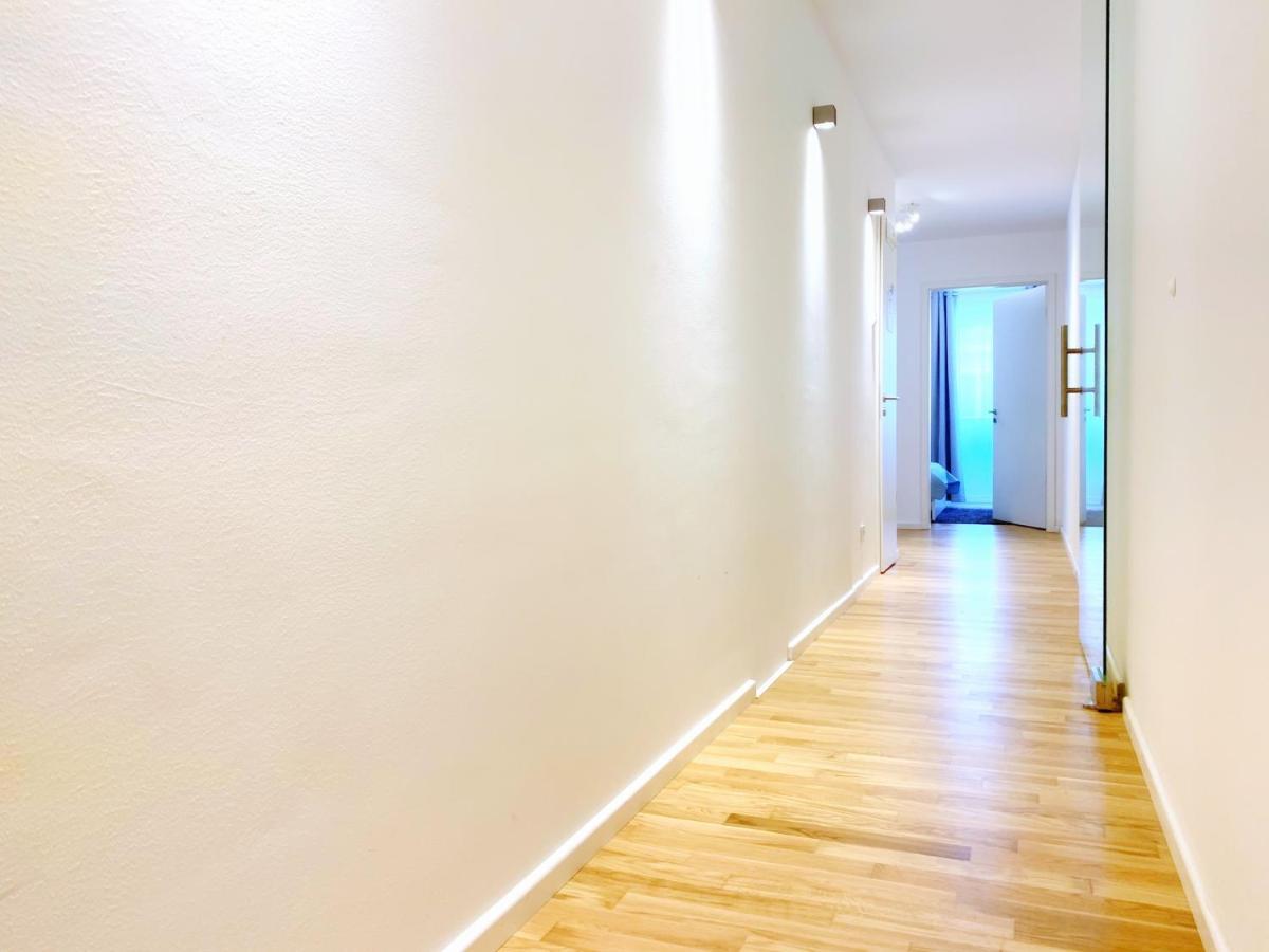 Moderne Mit Bodentiefer Dusche, Waschmaschine Und Kueche - 
