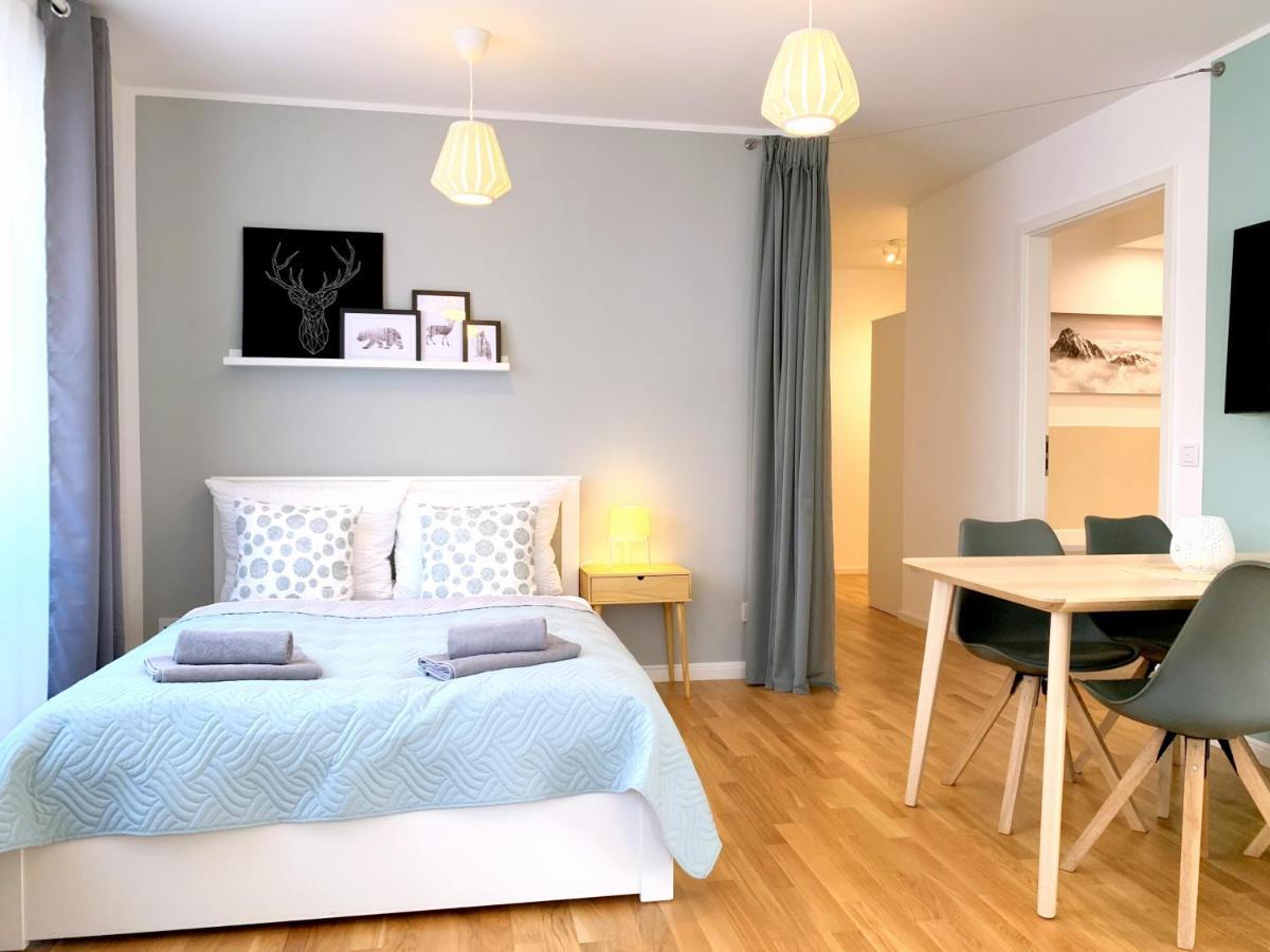 Moderne Mit Bodentiefer Dusche, Waschmaschine Und Kueche - 
