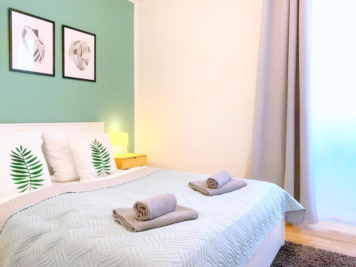 Moderne Mit Bodentiefer Dusche, Waschmaschine Und Kueche - 