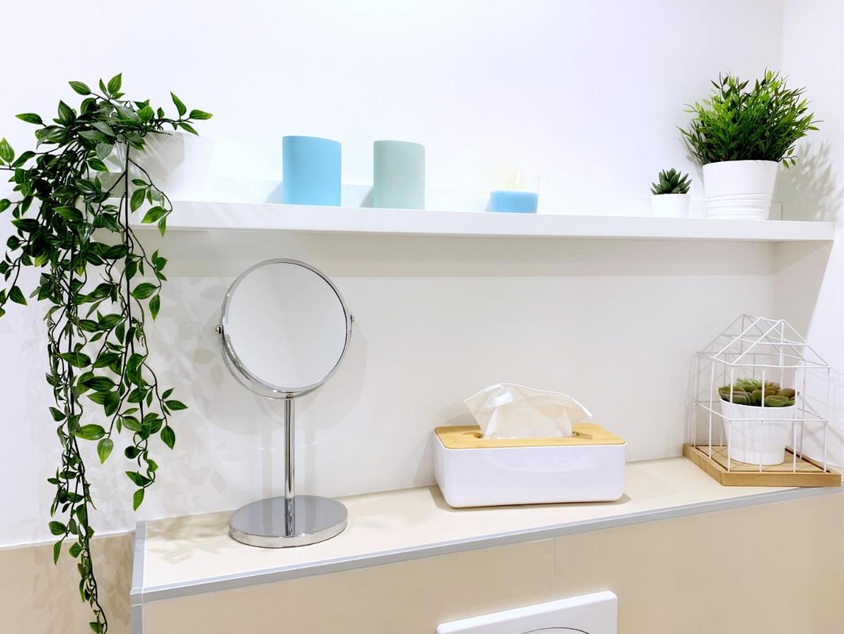 Moderne Mit Bodentiefer Dusche, Waschmaschine Und Kueche - 