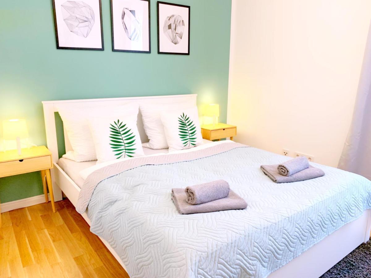 Moderne Mit Bodentiefer Dusche, Waschmaschine Und Kueche - 