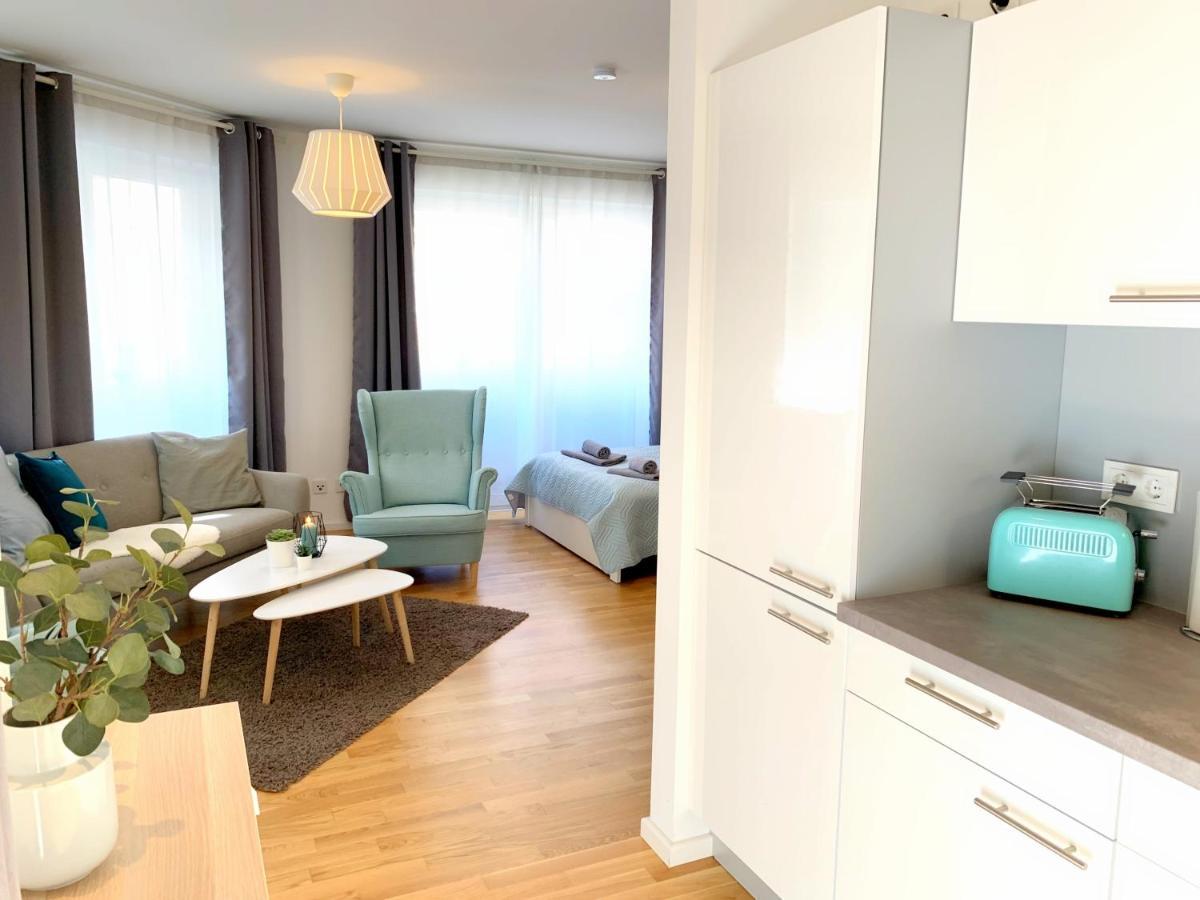 Moderne Mit Bodentiefer Dusche, Waschmaschine Und Kueche - 