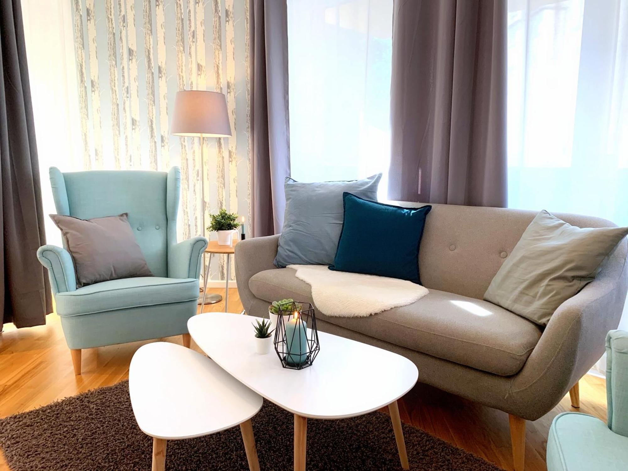 Moderne Mit Bodentiefer Dusche, Waschmaschine Und Kueche - 
