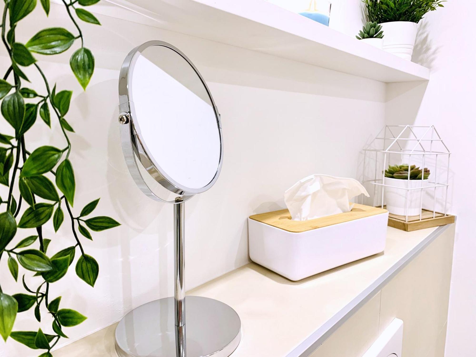 Moderne Mit Bodentiefer Dusche, Waschmaschine Und Kueche - 