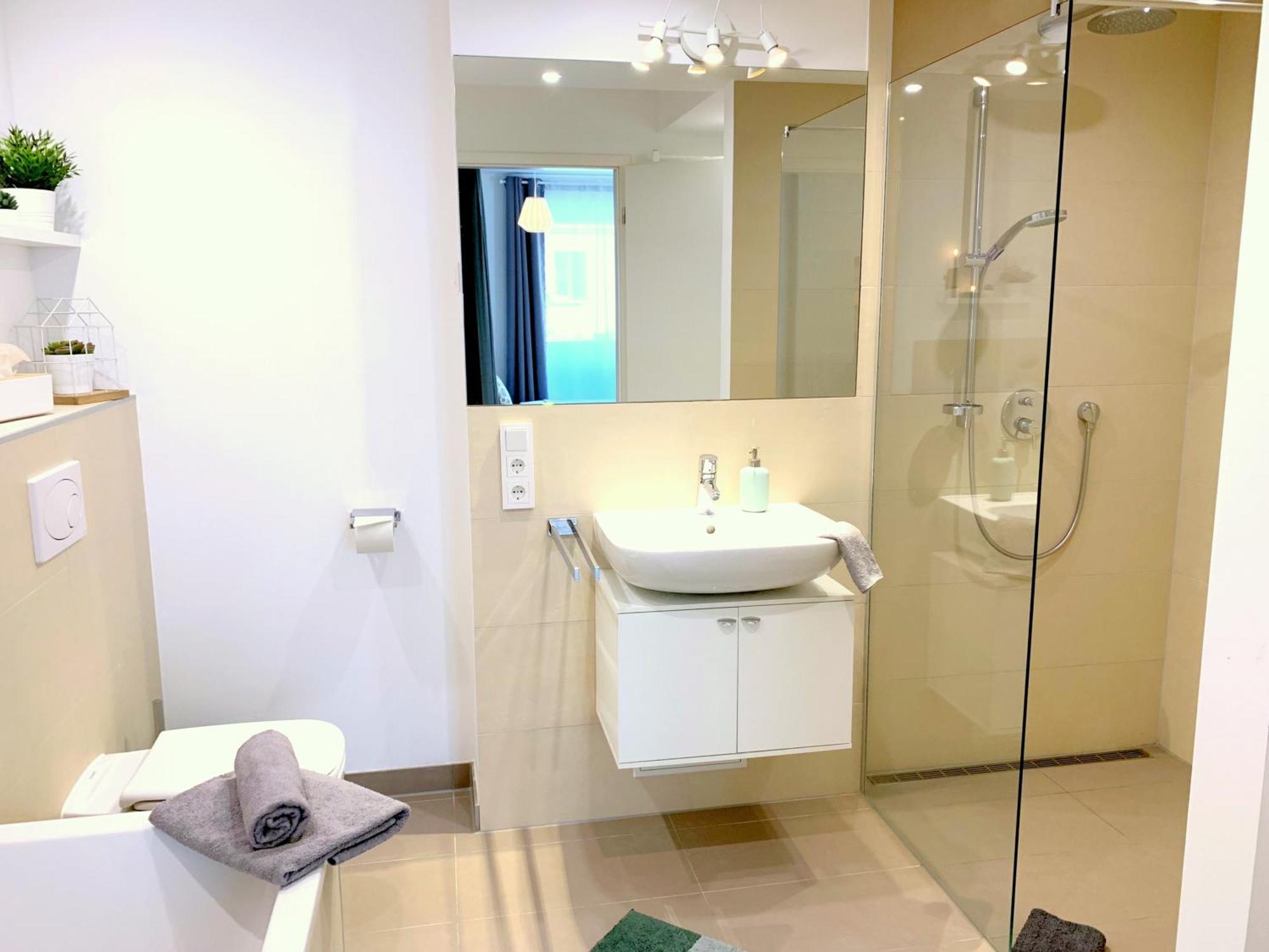 Apartment Moderne Mit Bodentiefer Dusche, Waschmaschine Und Kueche - 