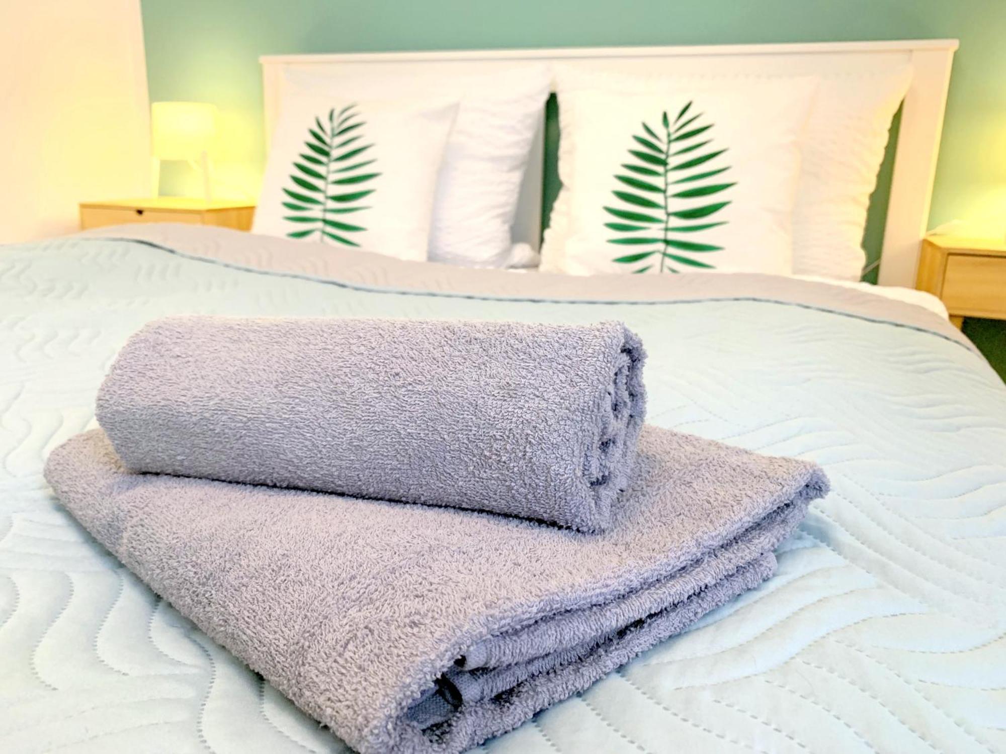 Moderne Mit Bodentiefer Dusche, Waschmaschine Und Kueche - 