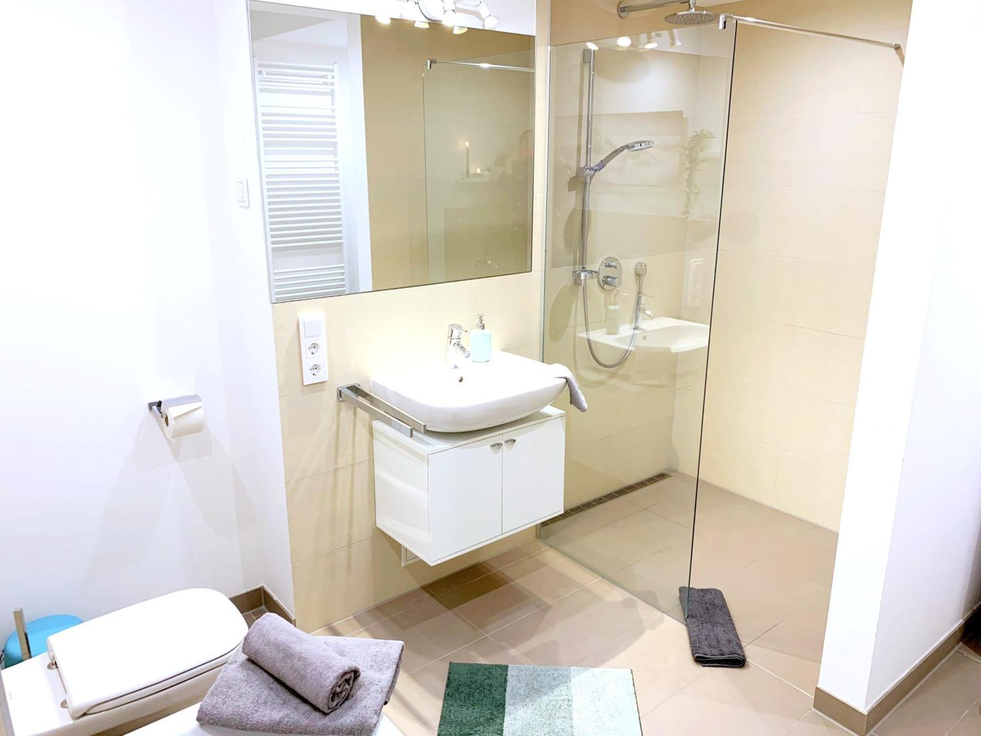 Apartment Moderne Mit Bodentiefer Dusche, Waschmaschine Und Kueche - 