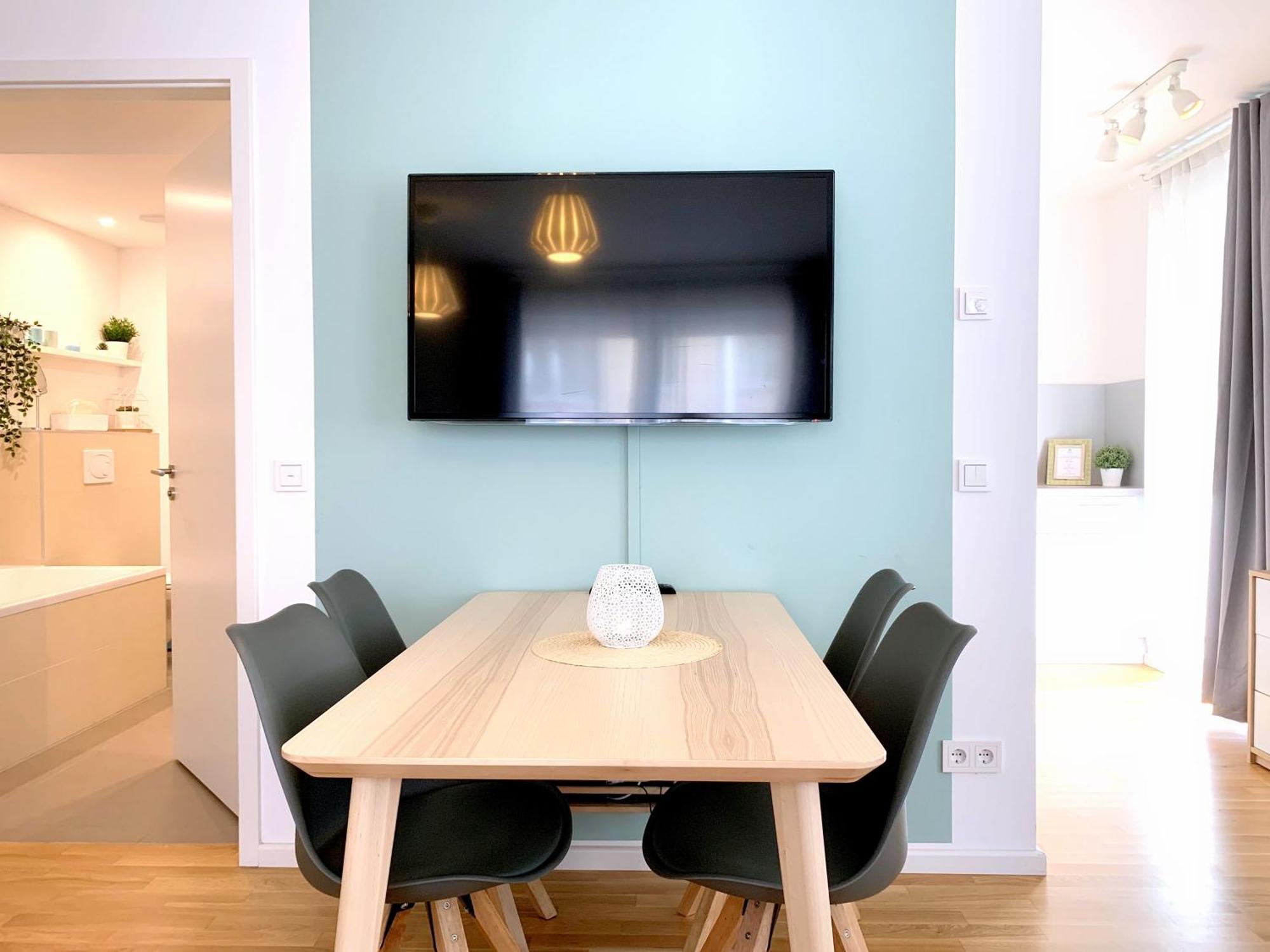 Moderne Mit Bodentiefer Dusche, Waschmaschine Und Kueche - 