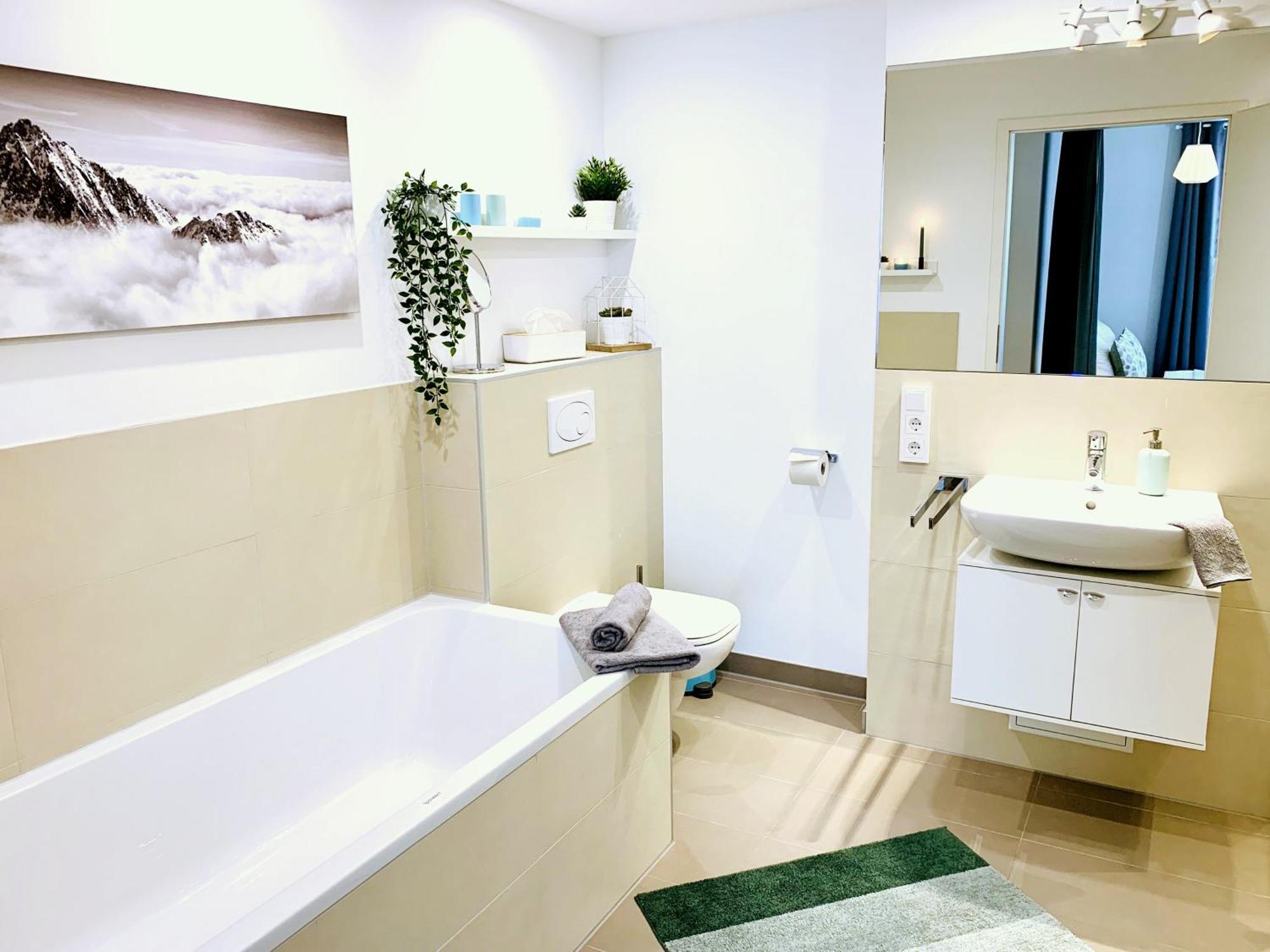 Moderne Mit Bodentiefer Dusche, Waschmaschine Und Kueche - 