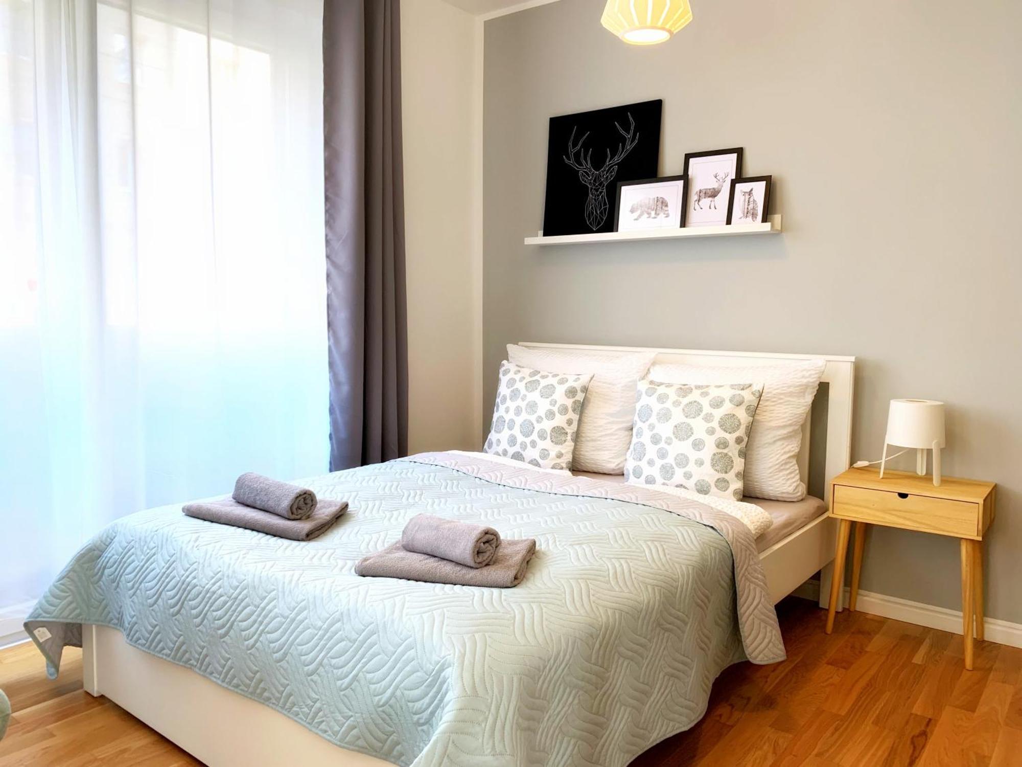 Moderne Mit Bodentiefer Dusche, Waschmaschine Und Kueche - 