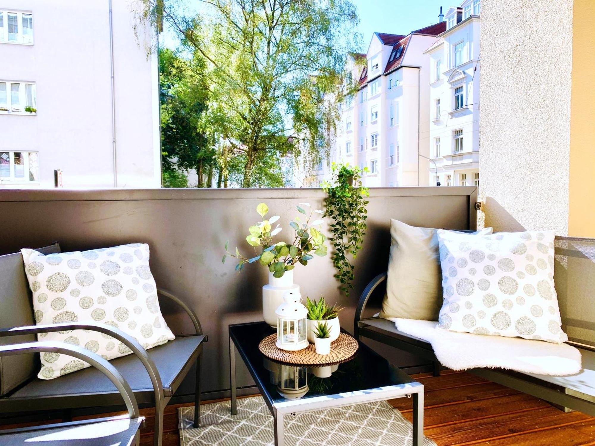 Moderne Mit Bodentiefer Dusche, Waschmaschine Und Kueche - 